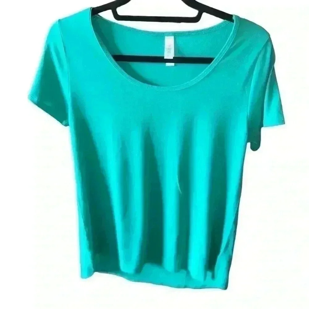 Lularoe Small Kelly Green Classic T. NWT. Hi‎ / lo hem , scoop neck